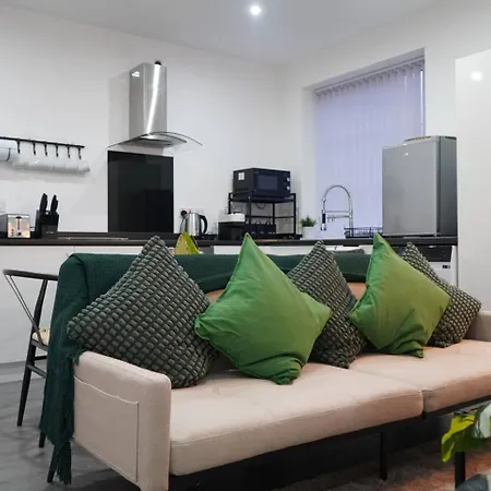 Modern 2br Flat Near Centre W Street Parking Apartment