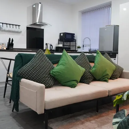 Modern 2br Flat Near Centre W Street Parking *