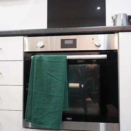 Modern 2br Flat Near Centre W Street Parking Apartment